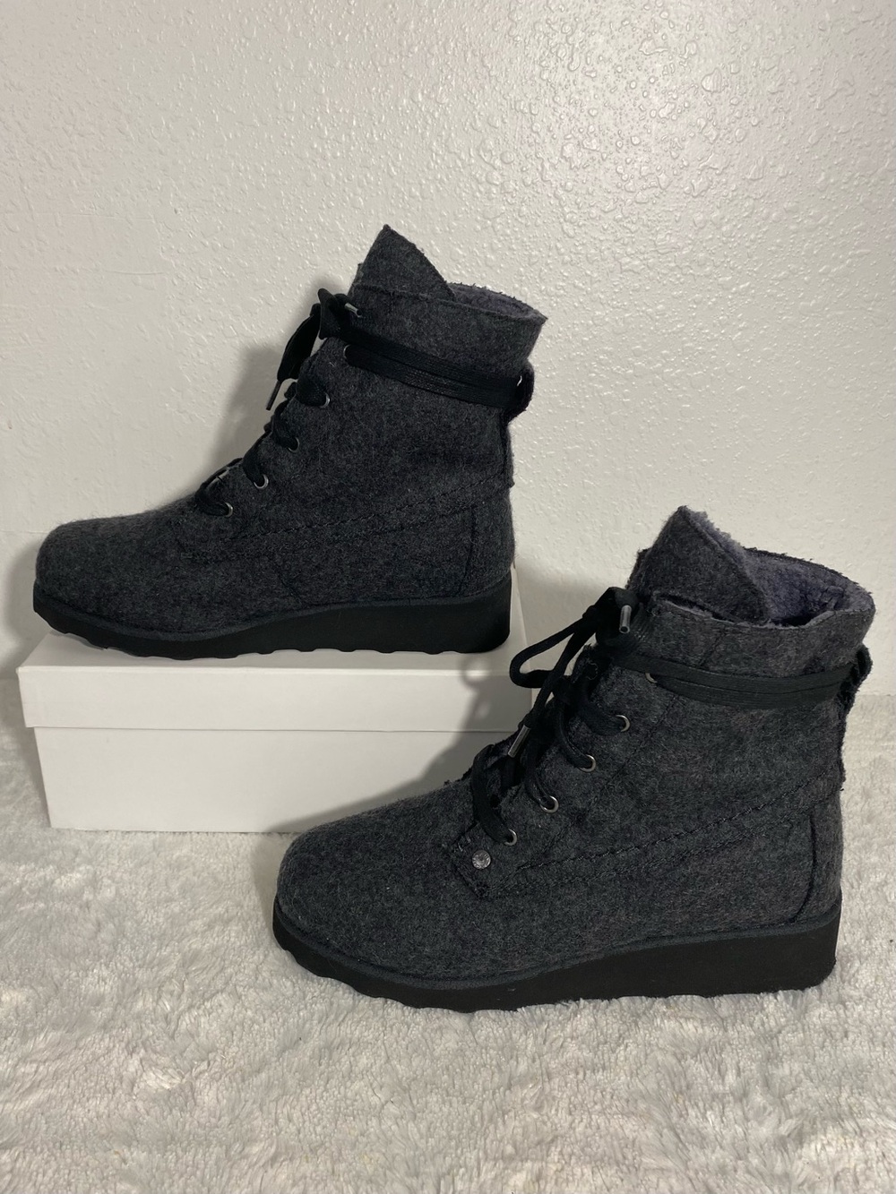 Bearpaw Krista Charcoal Gray Wool Felt Lace Up Boots Women’s Size 9 - Picture 2 of 12